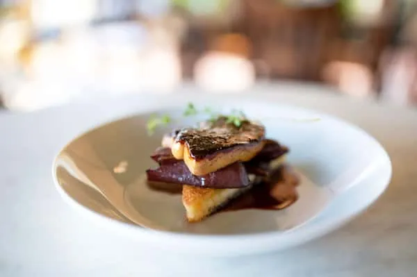 LE FOIE GRAS POÊLÉ DU MISTRAL SUR BRIOCHE AU BEURRE SUR POIRE POCHÉE