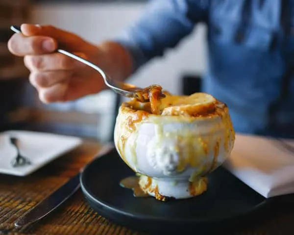 SOUPE GRATINÉE À L'OIGNON